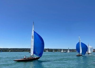 Blauer Himmel beim segeln