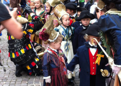 Schwedenprozession Kinder in Tracht