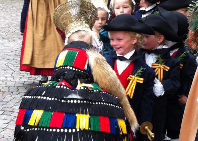 Schwedenprozession mit Trachtenkinder