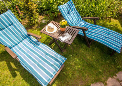 Sonnenliegen im Hotelgarten